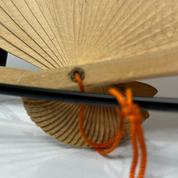 Vintage wooden folding fan w/delicate detailed cutouts. Asian painting. No brand - Picture 6 of 11